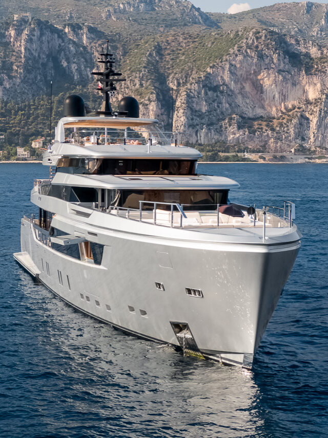 Read more about the article संलोरेंज़ो का 50 स्टील सुपरयॉट ग्रीन मेथनॉल फ्यूल सेल्स के साथ लॉन्च हुआ, जो 90% उत्सर्जन मुक्त उपयोग का वादा करता है।