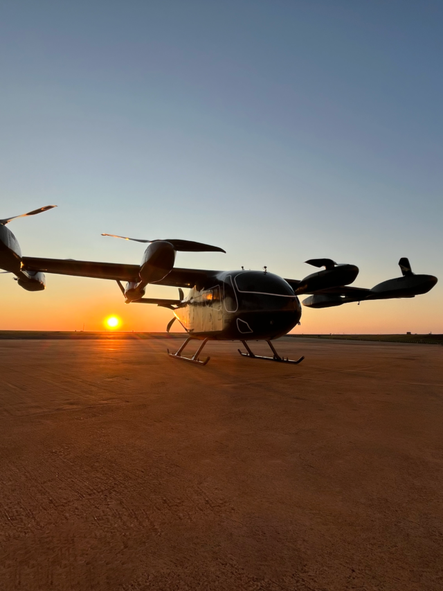 Read more about the article ब्राज़ील की ईव एयर मोबिलिटी ने eVTOL प्रोटोटाइप का अनावरण किया, जिसके लिए 2,900 ऑर्डर और $8 बिलियन की संभावनाएँ हैं, क्योंकि 2026 में लॉन्च के करीब आते ही $94 मिलियन की फंडिंग बढ़ गई है।
