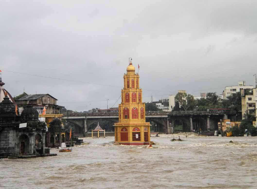 गोदावरी नदी में बाढ़ का दृश्य, नाशिक, महाराष्ट्र।