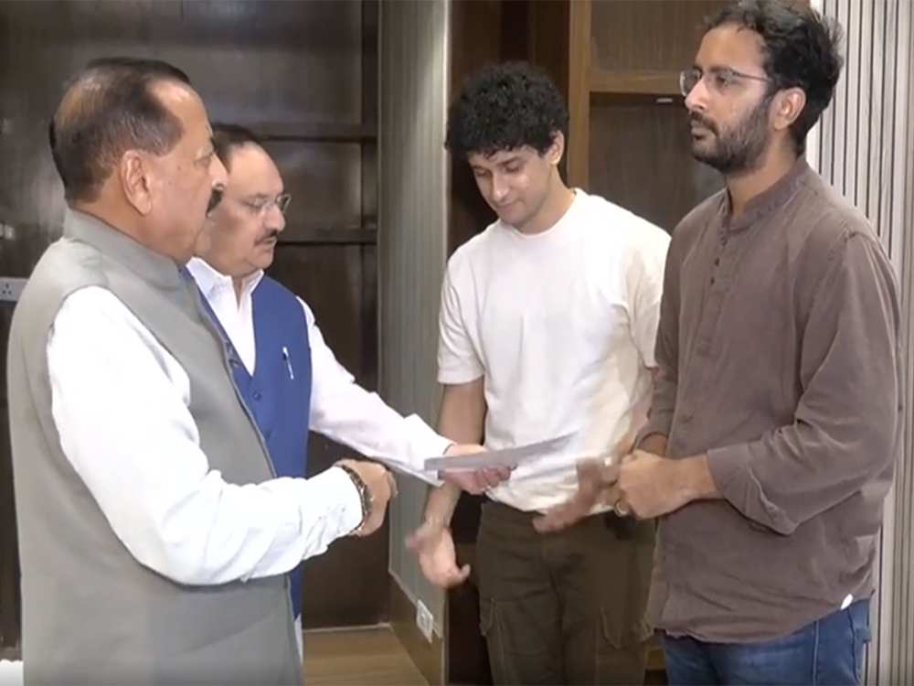 नई दिल्ली के संविधान क्लब में एक बैठक के दौरान सीजेपी प्रतिनिधियों सौरव दास और आशुतोष रांका के साथ बैठे जेपी नड्डा और जितेंद्र सिंह।
