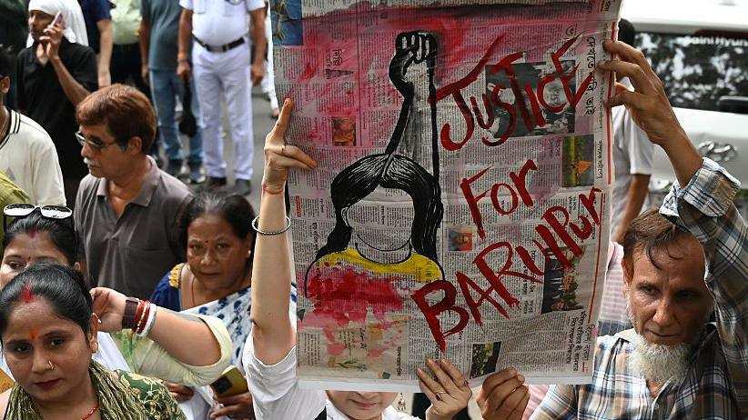 बारीपुर में 11 साल की बच्ची के बलात्कार और हत्या के बाद कोलकाता की सड़कों पर विरोध प्रदर्शन करते लोग।