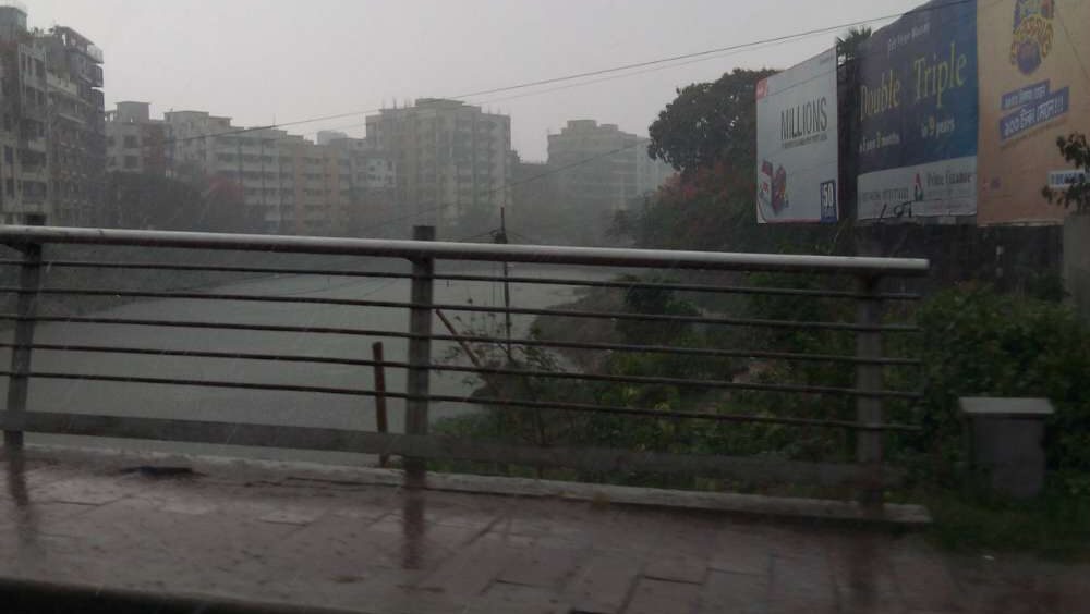 अहमदाबाद मौसम: वलसाड़ में भारी बारिश, गुजरात में बाढ़ का खतरा अहमदाबाद मौसम: वलसाड़ में भारी बारिश, गुजरात में बाढ़ का खतरा